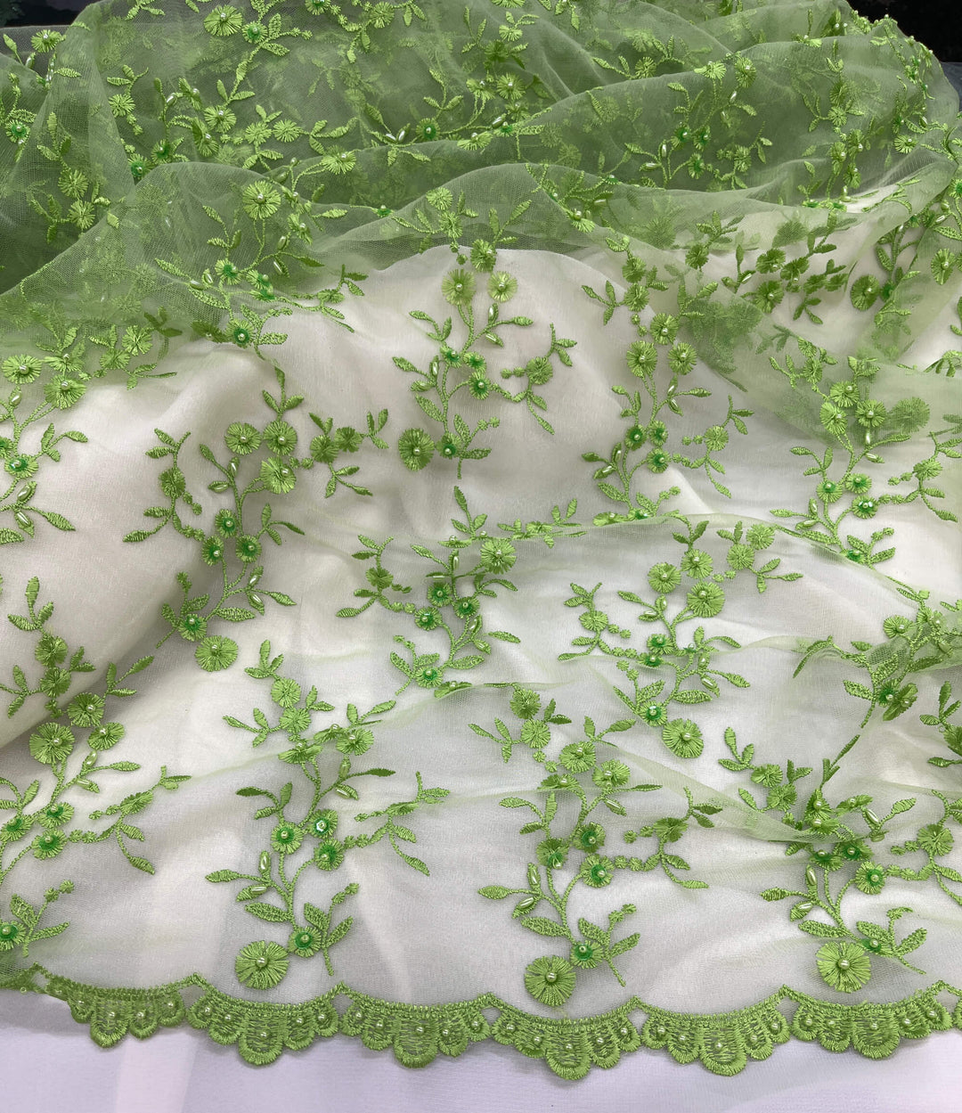 Tela de encaje con cuentas bordada en malla de red 100% poliéster | Encaje EE. UU.