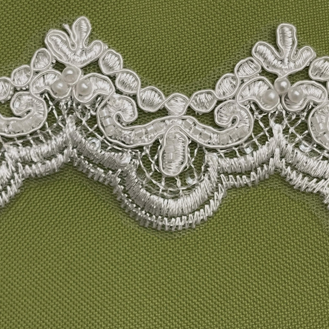 Ribete de encaje con cuentas y cordones bordado en malla de red 100% poliéster | Encaje EE.UU. - 95142N-BP