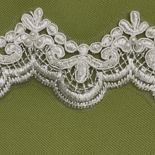 Ribete de encaje con cuentas y cordones bordado en malla de red 100% poliéster | Encaje EE.UU. - 95142N-BP