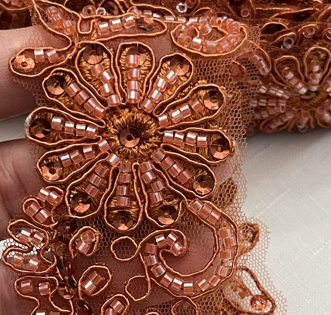 Ribete de encaje con cuentas y cordones bordado en malla de red 100% poliéster | Encaje EE.UU. - 96275W-BP